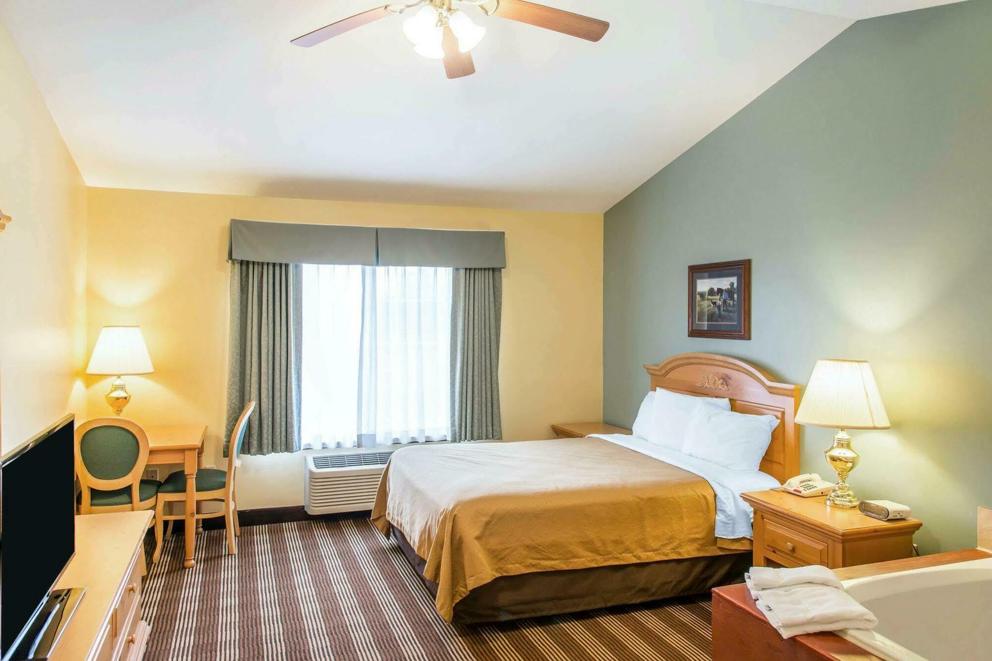 Econo Lodge Inn & Suites Eau Claire Zewnętrze zdjęcie