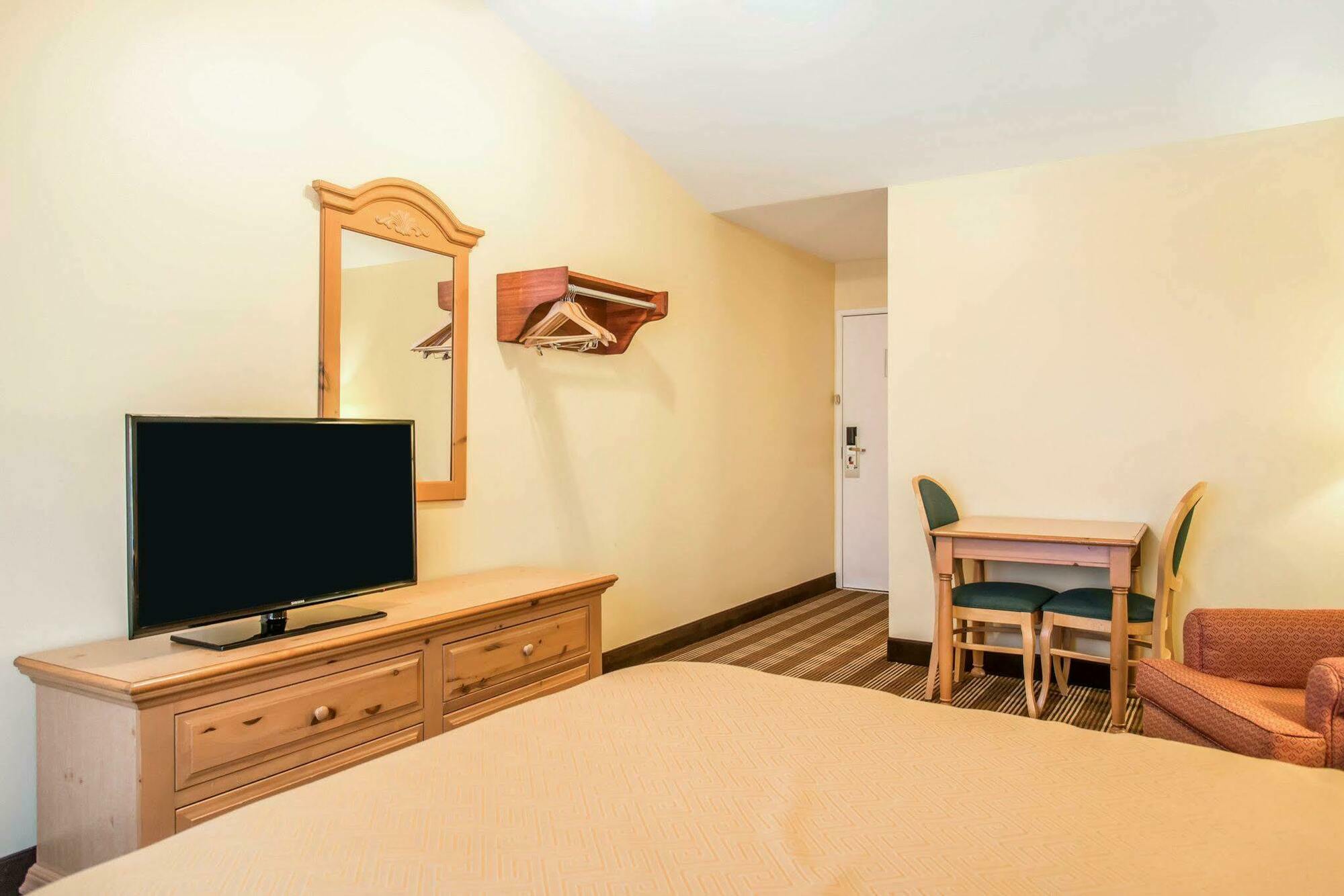 Econo Lodge Inn & Suites Eau Claire Zewnętrze zdjęcie