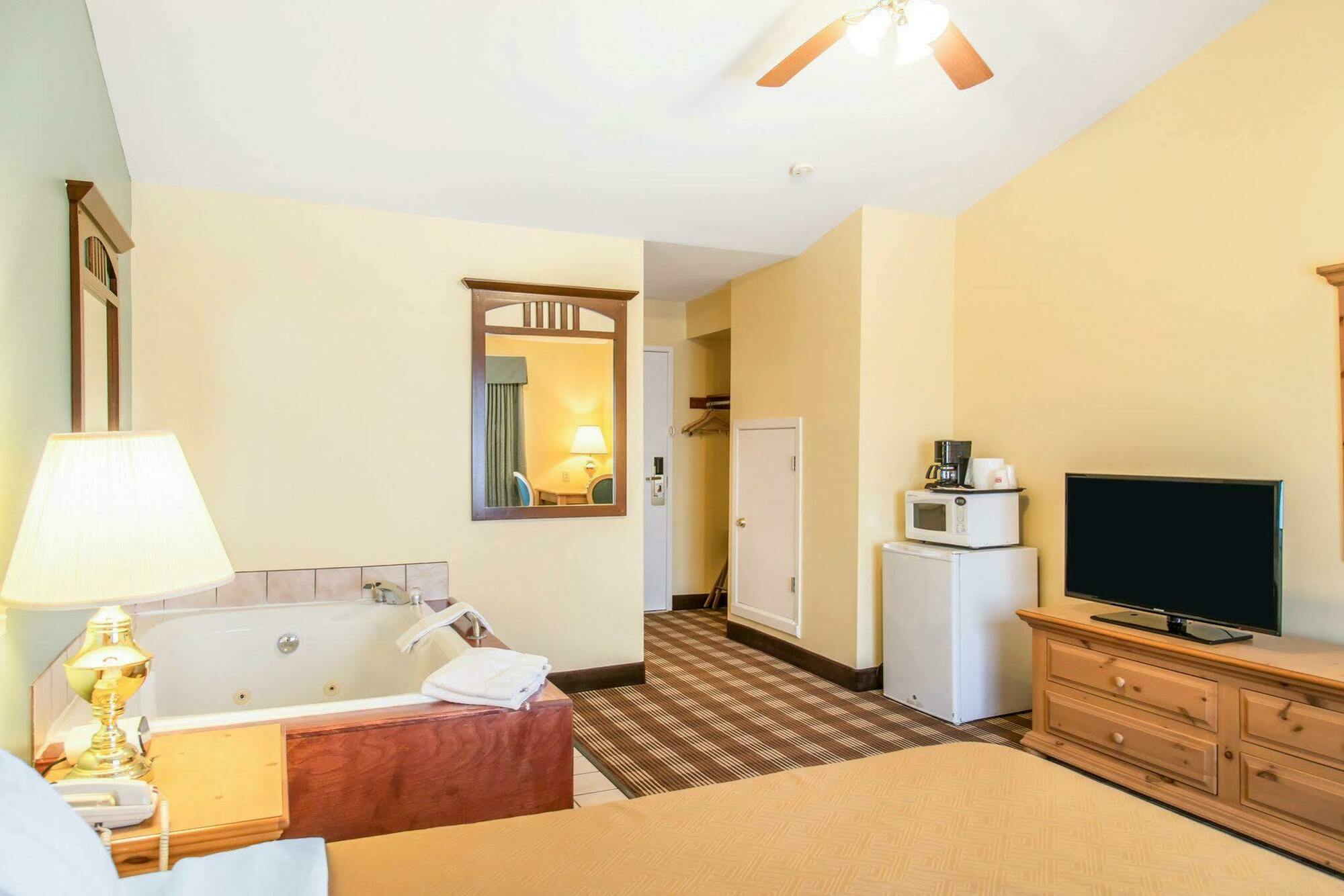 Econo Lodge Inn & Suites Eau Claire Zewnętrze zdjęcie