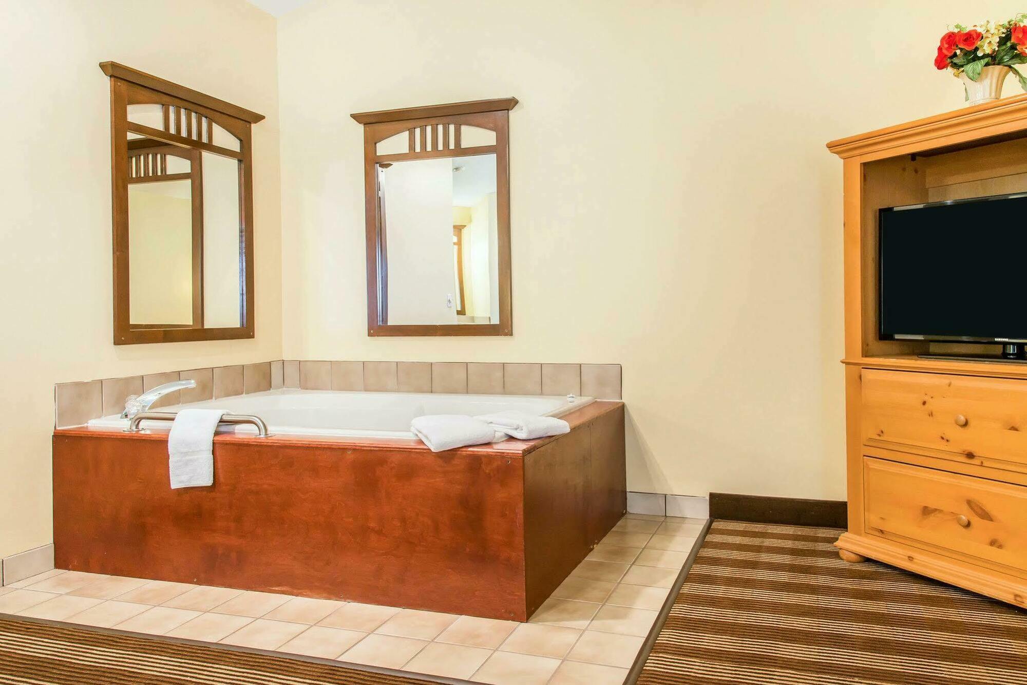 Econo Lodge Inn & Suites Eau Claire Zewnętrze zdjęcie